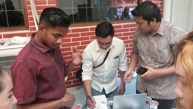 Galang Dana Kampanye, Relawan Jual Tiket Nonton Film Bareng Ahok