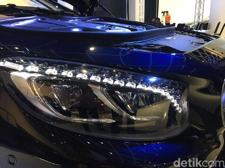  Lampu  Depan Mobil  Mercy Ini Berhiaskan 94 Kristal  Swarovski