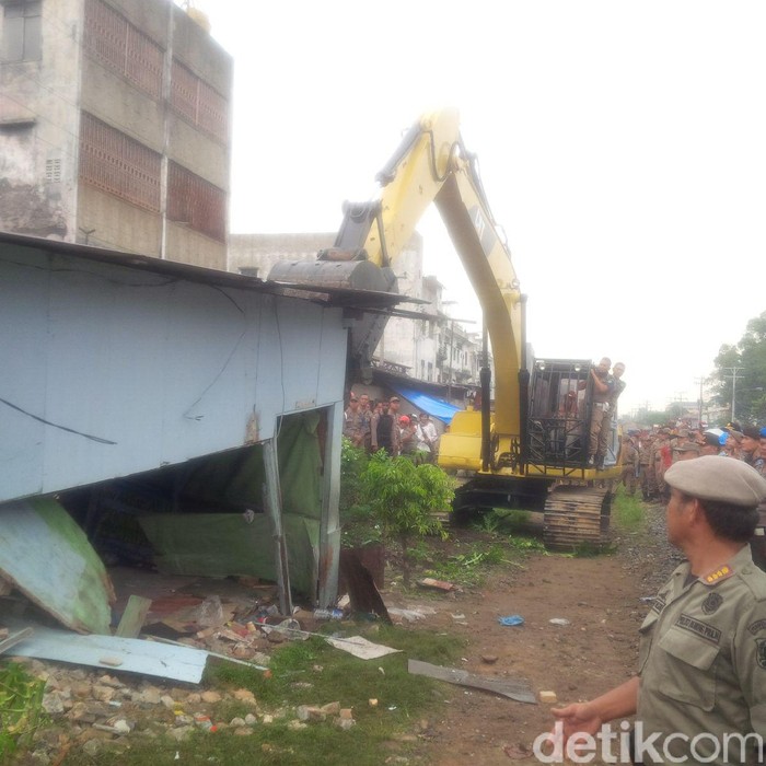 PT KAI Tertibkan Permukiman Pinggir Rel Jl Karantina Medan