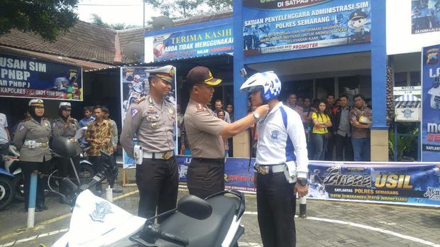 Pemohon SIM diminta antisipasi hujan termasuk dengan menutup kaca helm agar lebih berkonsentrasi.