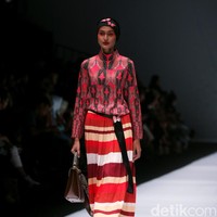 Koleksi terbaru dari Itang Yunasz Yang Mengangkat tema Cindramata di Jakarta Fashion Week 2017. Senayan City. Jakarta. [Foto: Mohammad Abduh/Wolipop]