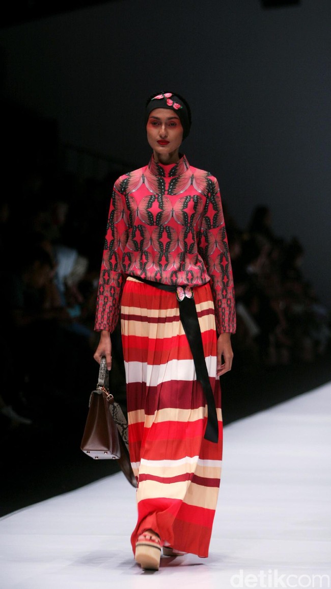 Koleksi terbaru dari Itang Yunasz Yang Mengangkat tema Cindramata di Jakarta Fashion Week 2017. Senayan City. Jakarta. [Foto: Mohammad Abduh/Wolipop]