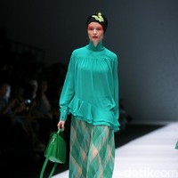 Koleksi terbaru dari Itang Yunasz Yang Mengangkat tema Cindramata di Jakarta Fashion Week 2017. Senayan City. Jakarta. [Foto: Mohammad Abduh/Wolipop]