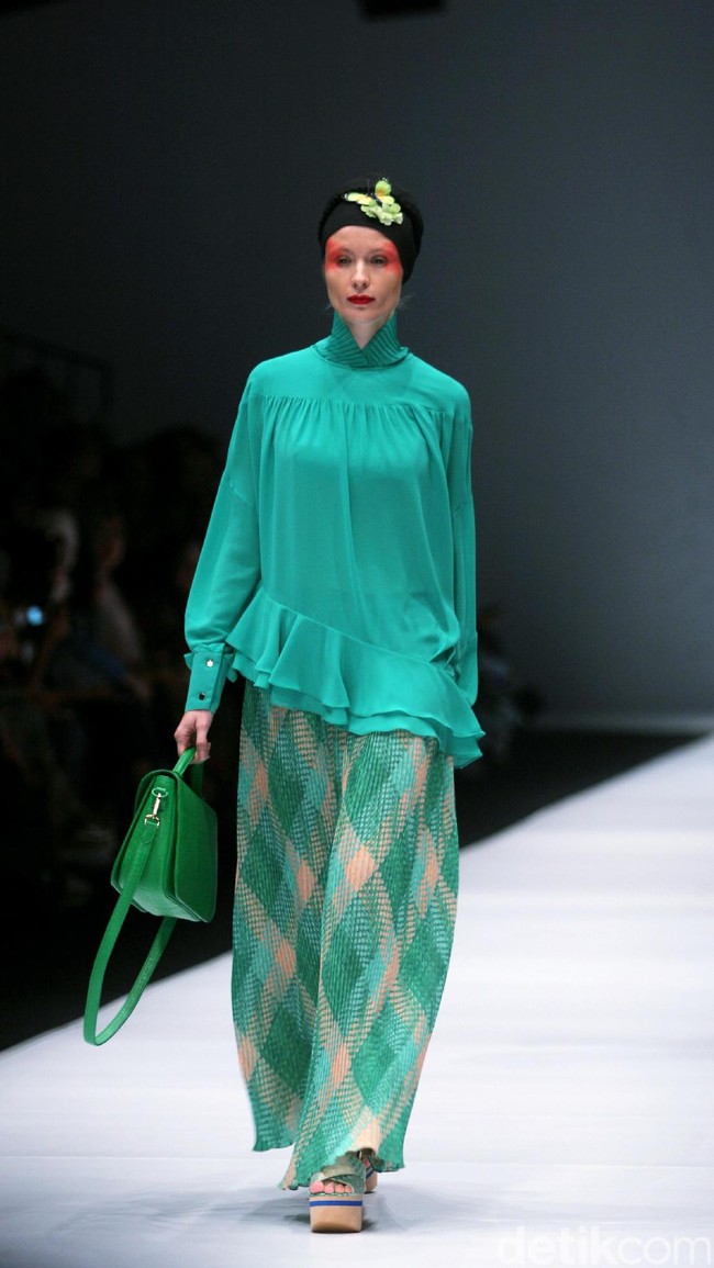 Koleksi terbaru dari Itang Yunasz Yang Mengangkat tema Cindramata di Jakarta Fashion Week 2017. Senayan City. Jakarta. [Foto: Mohammad Abduh/Wolipop]