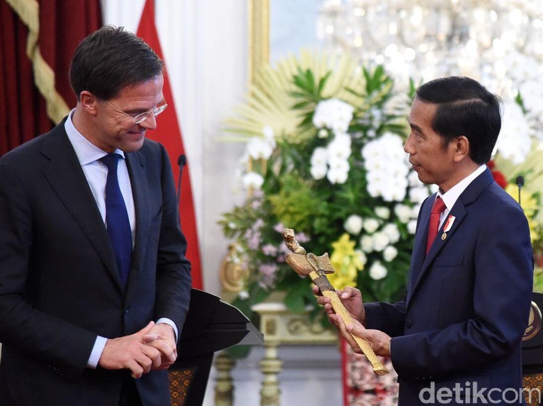 Beri Keris ke Jokowi, PM Rutte: 1.500 Artefak Akan Dikembalikan ke RI Beri Keris ke Jokowi, PM Rutte: 1.500 Artefak Akan Dikembalikan ke RI