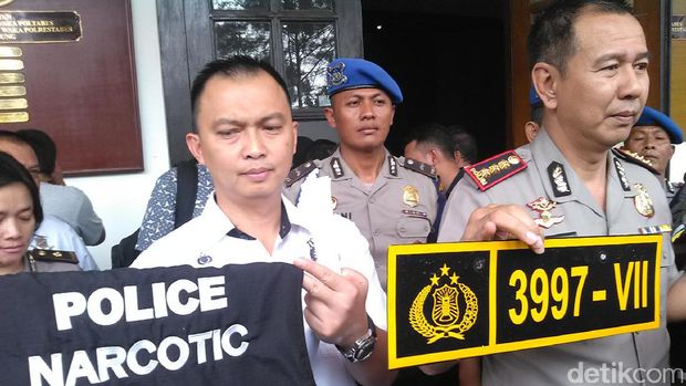  Rilis penangkapan dua polisi gadungan di Mapolrestabes Bandung, Rabu (23/11/2016). Foto: Mukhlis D-detikcom