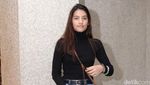 Monita Tahalea Tampil Simple dan Chic