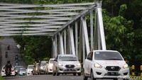 Para risers diajak melintasi dan menikmati berbagai pemandangan indah.