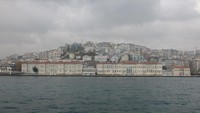 Kira-kira butuh waktu seharian, atau minimal 30 menit, untuk menyusuri Selat Bosphorus dan menyaksikan keindahan gedung-gedung yang berdiri di sepanjang bibir selat yang memisahkan daratan Benua Eropa dan Asia itu (Rois/detikTravel)