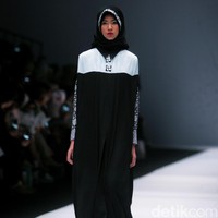 Koleksi terbaru Zaskia Sungkar mengangkat tema Senja Kala di Jakarta Fashion Week 2017. Senayan City. Jakarta. [Foto: Mohammad Abduh/Wolipop]