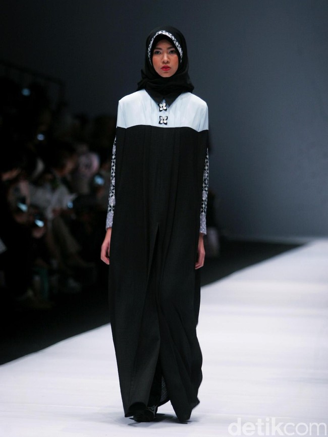 Koleksi terbaru Zaskia Sungkar mengangkat tema Senja Kala di Jakarta Fashion Week 2017. Senayan City. Jakarta. [Foto: Mohammad Abduh/Wolipop]