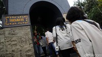 Peserta Datsun Risers Expedition saat memasuki gapura Makam Pasarean Kawi.