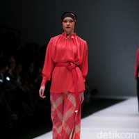 Koleksi terbaru dari Itang Yunasz Yang Mengangkat tema Cindramata di Jakarta Fashion Week 2017. Senayan City. Jakarta. [Foto: Mohammad Abduh/Wolipop]