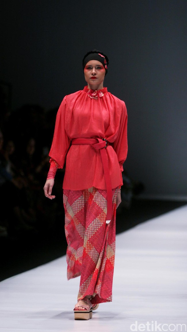 Koleksi terbaru dari Itang Yunasz Yang Mengangkat tema Cindramata di Jakarta Fashion Week 2017. Senayan City. Jakarta. [Foto: Mohammad Abduh/Wolipop]