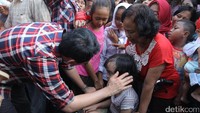 Ahok juga sempat menyapa seorang anak penyandang disabilitas.