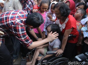 Blusukan ke Pulomas, Ahok Beri Semangat ke Anak Hidrosefalus