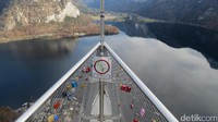 Inilah Hallstatt Skywalk, sebuah balkon pandang yang menjorok ke arah jurang. Pemandangannya ngeri-ngeri sedap (Fitraya/detikTravel)