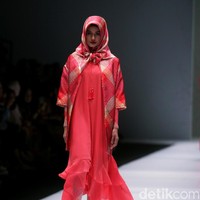 Koleksi terbaru dari Itang Yunasz Yang Mengangkat tema Cindramata di Jakarta Fashion Week 2017. Senayan City. Jakarta. [Foto: Mohammad Abduh/Wolipop]