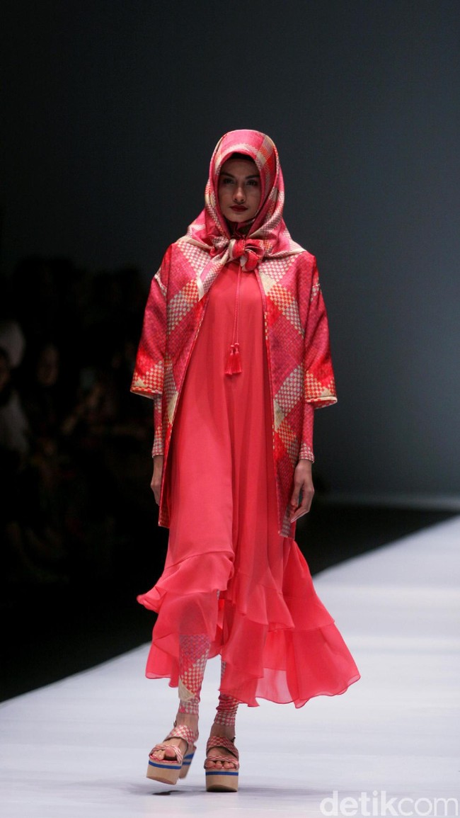 Koleksi terbaru dari Itang Yunasz Yang Mengangkat tema Cindramata di Jakarta Fashion Week 2017. Senayan City. Jakarta. [Foto: Mohammad Abduh/Wolipop]