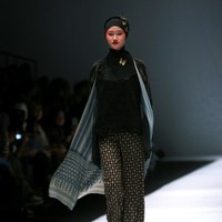 Koleksi terbaru dari Itang Yunasz Yang Mengangkat tema Cindramata di Jakarta Fashion Week 2017. Senayan City. Jakarta. [Foto: Mohammad Abduh/Wolipop]