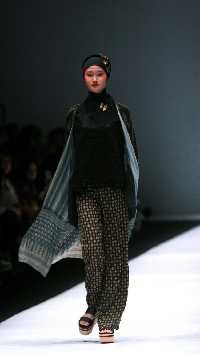 Koleksi terbaru dari Itang Yunasz Yang Mengangkat tema Cindramata di Jakarta Fashion Week 2017. Senayan City. Jakarta. [Foto: Mohammad Abduh/Wolipop]