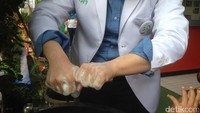 Foto: Jangan lupa rajin cuci tangan dengan sabun supaya kuman berbahaya tidak mudah ikut masuk ke tubuh lewat mulut. (Foto: Radian Nyi S/ detikHealth)