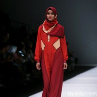 Koleksi terbaru dari Itang Yunasz Yang Mengangkat tema Cindramata di Jakarta Fashion Week 2017. Senayan City. Jakarta. [Foto: Mohammad Abduh/Wolipop]