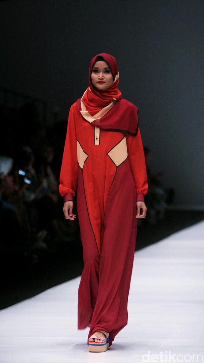 Koleksi terbaru dari Itang Yunasz Yang Mengangkat tema Cindramata di Jakarta Fashion Week 2017. Senayan City. Jakarta. [Foto: Mohammad Abduh/Wolipop]