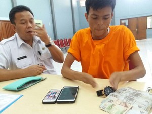 Irfan si Pengemis Biasa Cek Tabungan via iPhone