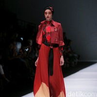 Koleksi terbaru dari Itang Yunasz Yang Mengangkat tema Cindramata di Jakarta Fashion Week 2017. Senayan City. Jakarta. [Foto: Mohammad Abduh/Wolipop]