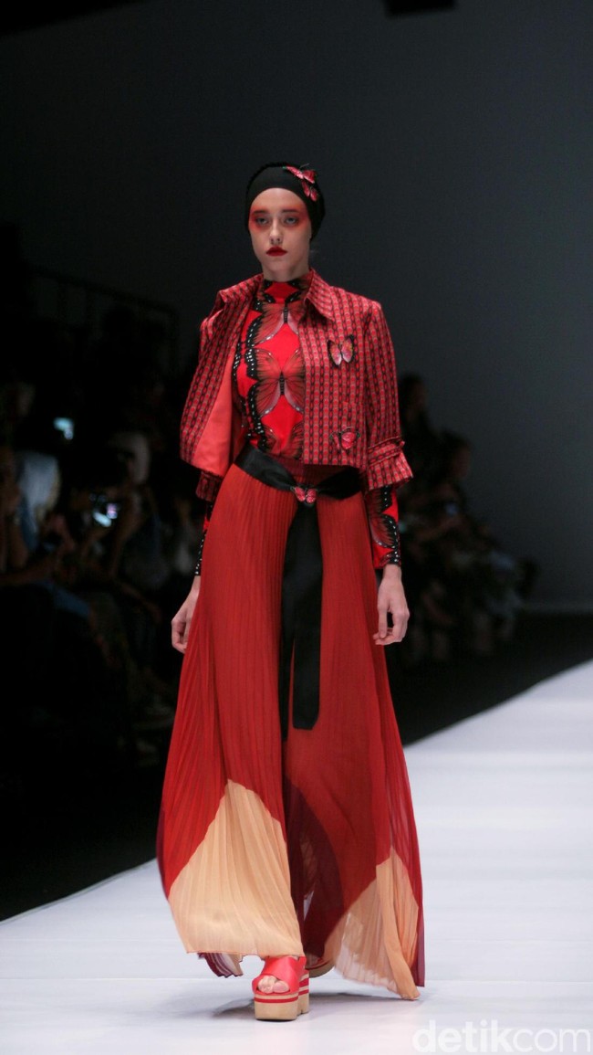 Koleksi terbaru dari Itang Yunasz Yang Mengangkat tema Cindramata di Jakarta Fashion Week 2017. Senayan City. Jakarta. [Foto: Mohammad Abduh/Wolipop]