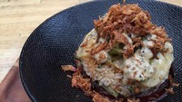 Burning Man berupa nasi nasi goreng dengan lauk patty daging sapi dan keju asap leleh. Pelengkapnya terdiri dari saus gochujang, saus tomat, jalapeno, daun bawang, dan bawang goreng renyah.