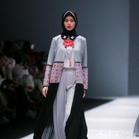 Koleksi terbaru Zaskia Sungkar mengangkat tema Senja Kala di Jakarta Fashion Week 2017. Senayan City. Jakarta. [Foto: Mohammad Abduh/Wolipop]