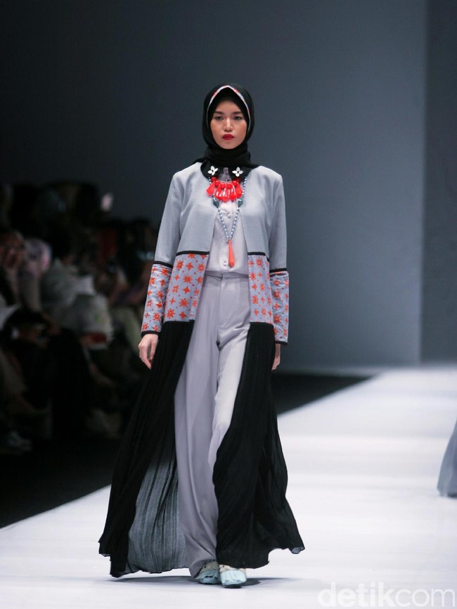 Koleksi terbaru Zaskia Sungkar mengangkat tema Senja Kala di Jakarta Fashion Week 2017. Senayan City. Jakarta. [Foto: Mohammad Abduh/Wolipop]