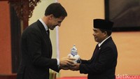 Begitupun sebaliknya, Ade Komarudin juga mendapatkan cenderamata dari PM Belanda Mark Rutte.