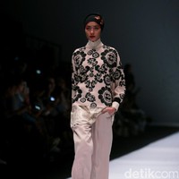 Koleksi terbaru dari Itang Yunasz Yang Mengangkat tema Cindramata di Jakarta Fashion Week 2017. Senayan City. Jakarta. [Foto: Mohammad Abduh/Wolipop]