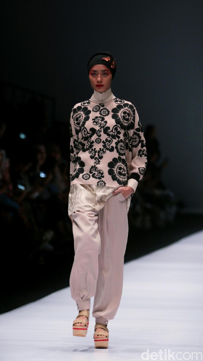 Koleksi terbaru dari Itang Yunasz Yang Mengangkat tema Cindramata di Jakarta Fashion Week 2017. Senayan City. Jakarta. [Foto: Mohammad Abduh/Wolipop]