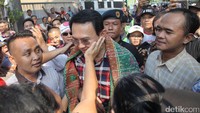 Seorang ibu nampak mengelus pipi Ahok.