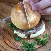 Tren Baru di New York, Bun Burger Isi Keju Leleh yang 'Meledak' Saat Dipotong