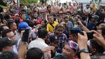 Ekpresi Pendukung Ahok Berebut Selfie di Pulomas