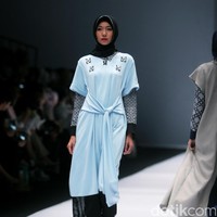 Koleksi terbaru Zaskia Sungkar mengangkat tema Senja Kala di Jakarta Fashion Week 2017. Senayan City. Jakarta. [Foto: Mohammad Abduh/Wolipop]