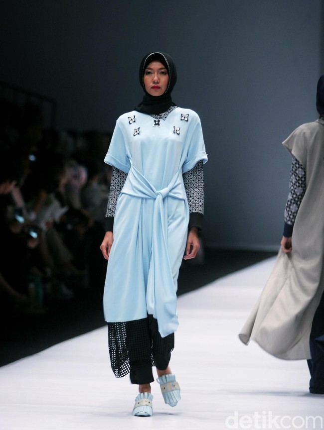 Koleksi terbaru Zaskia Sungkar mengangkat tema Senja Kala di Jakarta Fashion Week 2017. Senayan City. Jakarta. [Foto: Mohammad Abduh/Wolipop]