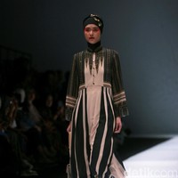 Koleksi terbaru dari Itang Yunasz Yang Mengangkat tema Cindramata di Jakarta Fashion Week 2017. Senayan City. Jakarta. [Foto: Mohammad Abduh/Wolipop]