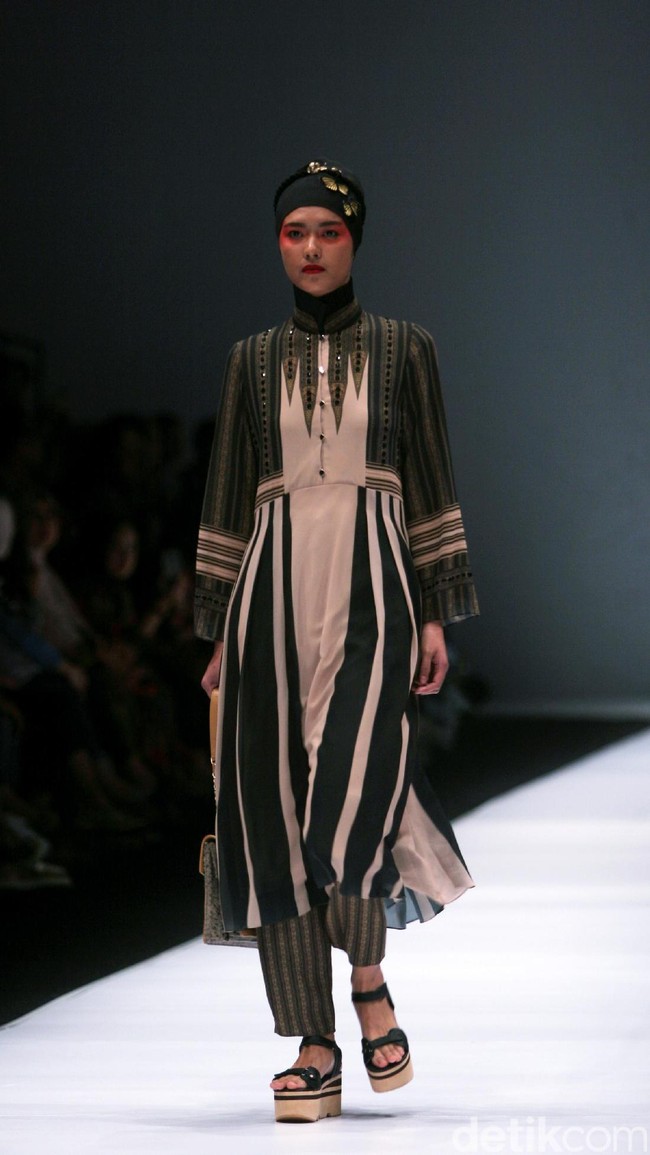 Koleksi terbaru dari Itang Yunasz Yang Mengangkat tema Cindramata di Jakarta Fashion Week 2017. Senayan City. Jakarta. [Foto: Mohammad Abduh/Wolipop]