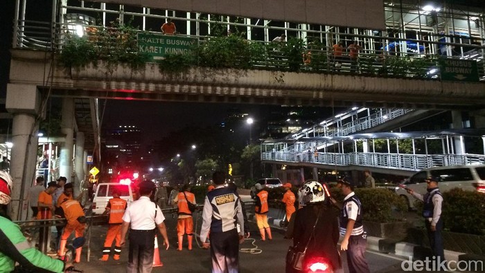 Petugas Tertibkan Beberapa Papan Reklame yang Berada di JPO Jakarta