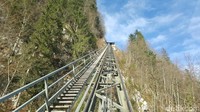 Kereta funicular ini membawa kami ke puncak Hallstatt High Valley setinggi 360 meter dari danau. Seru rasanya melihat kereta memanjat naik (Fitraya/detikTravel)