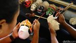 Mengintip Pembuatan Topeng Malangan