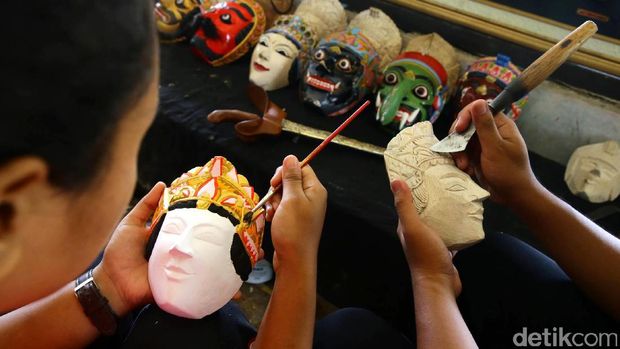 Padepokan Asmoro Bangun terus melestarikan budaya Topeng Malangan. Selain memberikan pelatihan tari, padepokan itu juga memproduksi topeng tersebut. Yuk kita intip pembuatannya.