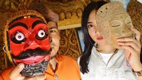 (Ki-ka) Topeng yang telah selesai dikerjakan dan topeng yang masih dalam pengerjaan.