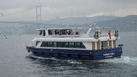 Selat Bosphorus adalah selat yang memisahkan antara Benua Eropa dan Asia. Liburan ke Turki, traveler bisa menjelajahi selat ini naik kapal pesiar seperti ini (Rois/detikTravel)